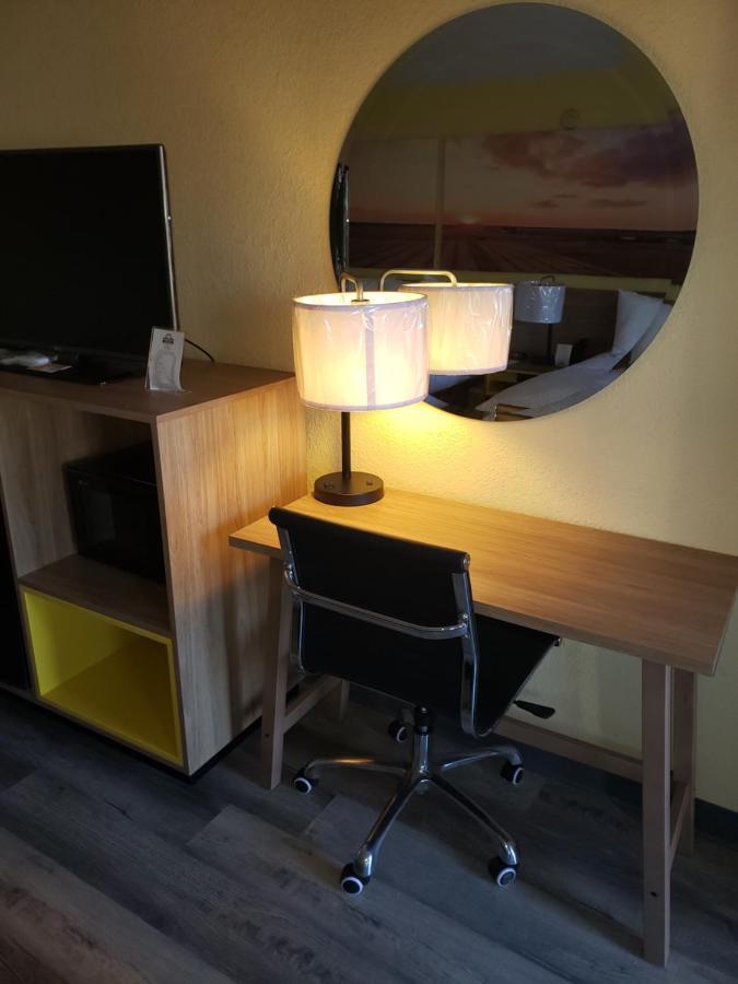 Days Inn & Suites By Wyndham Clovis Bagian luar foto
