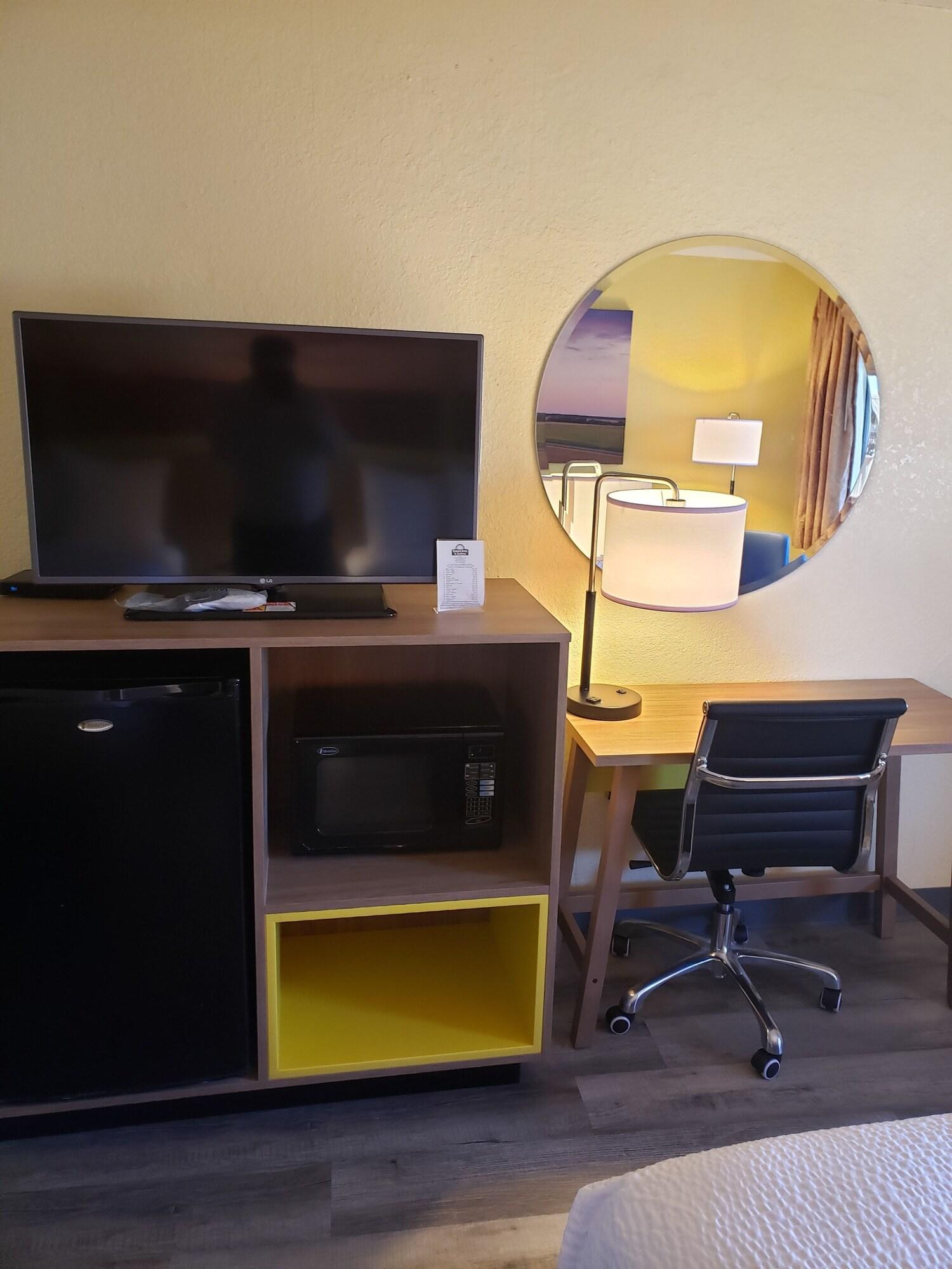 Days Inn & Suites By Wyndham Clovis Bagian luar foto