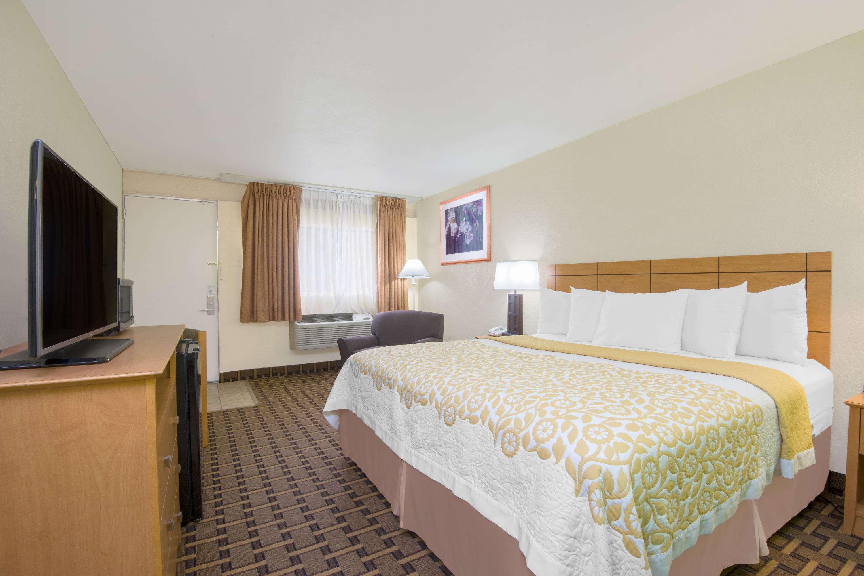 Days Inn & Suites By Wyndham Clovis Bagian luar foto