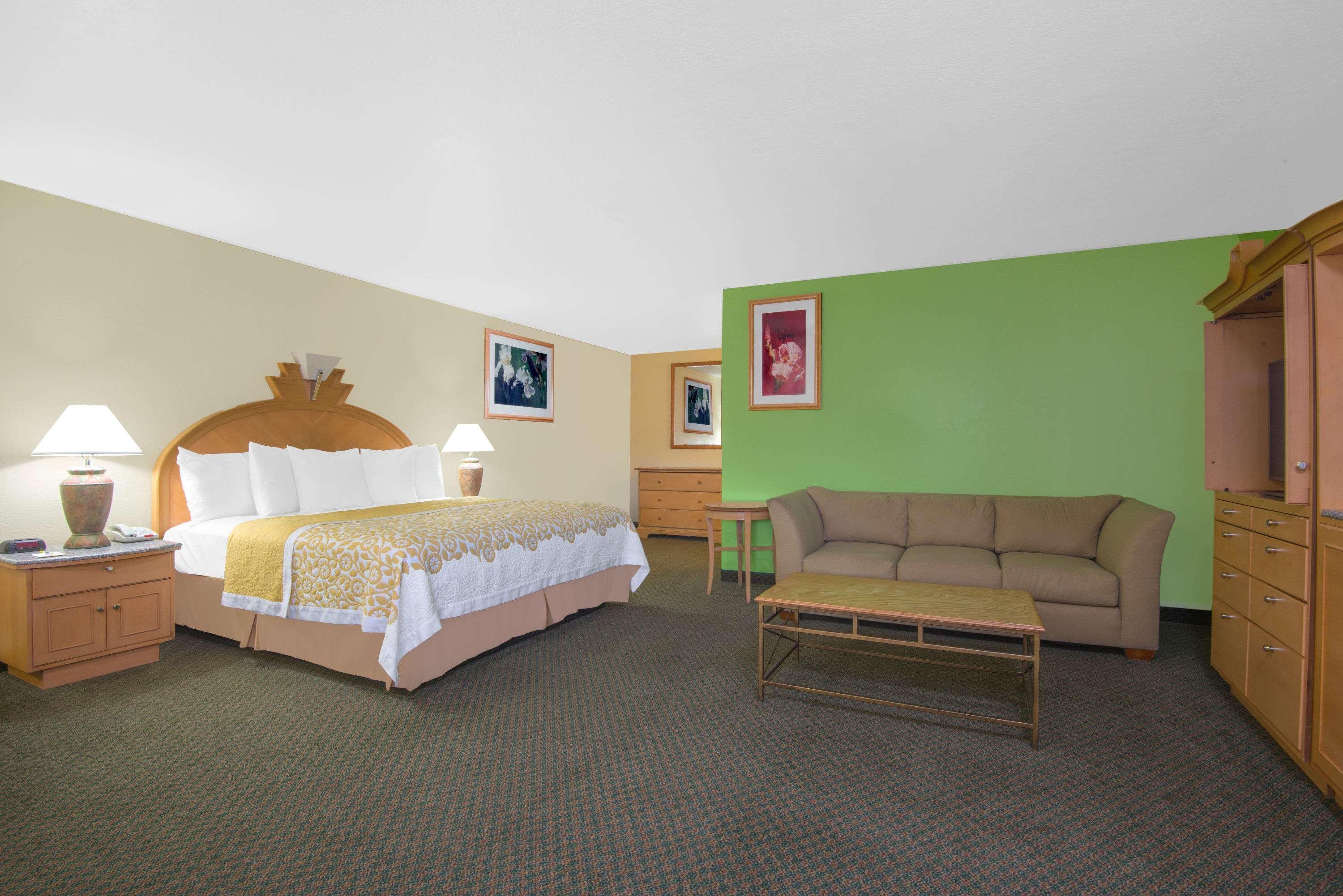 Days Inn & Suites By Wyndham Clovis Bagian luar foto