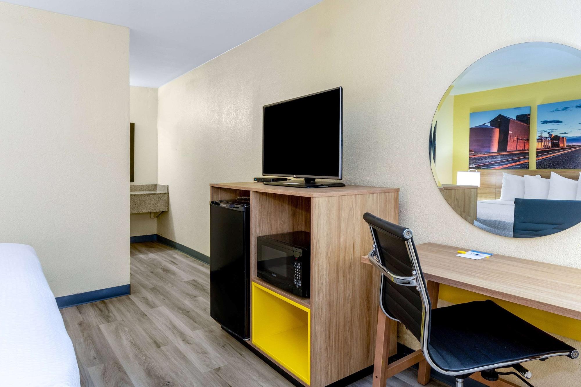 Days Inn & Suites By Wyndham Clovis Bagian luar foto