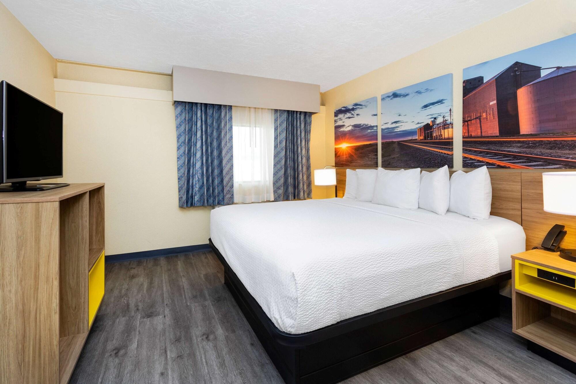 Days Inn & Suites By Wyndham Clovis Bagian luar foto