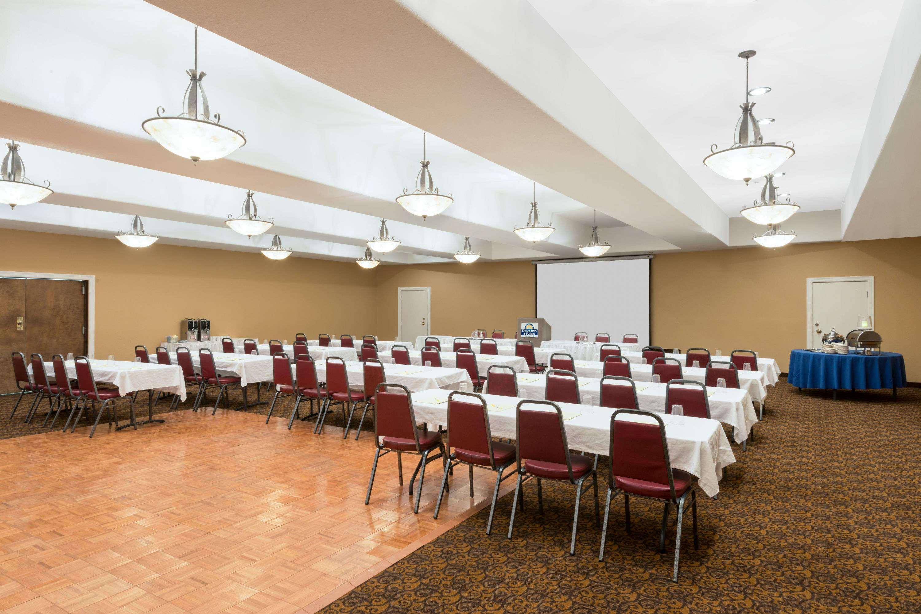 Days Inn & Suites By Wyndham Clovis Bagian luar foto