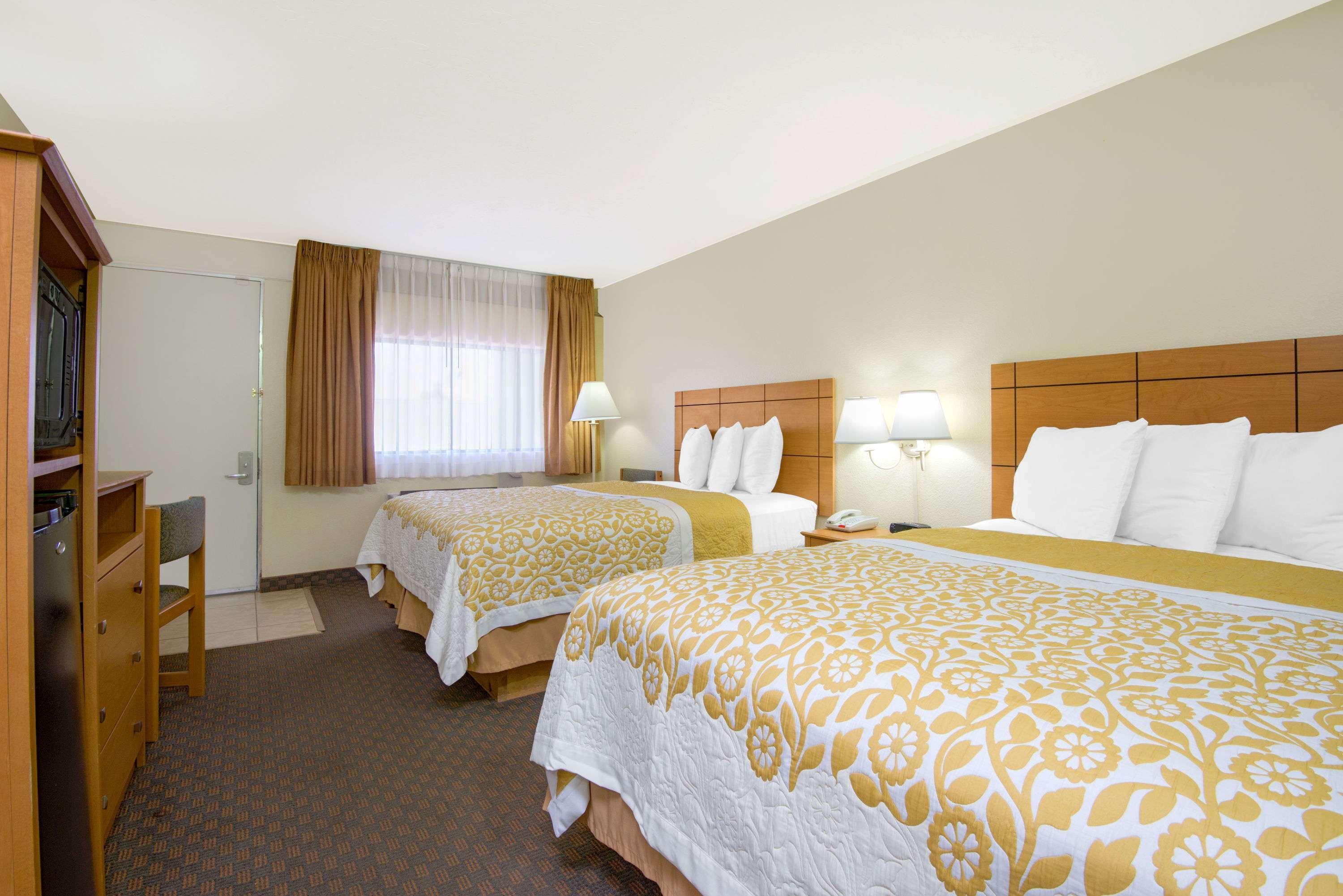 Days Inn & Suites By Wyndham Clovis Bagian luar foto