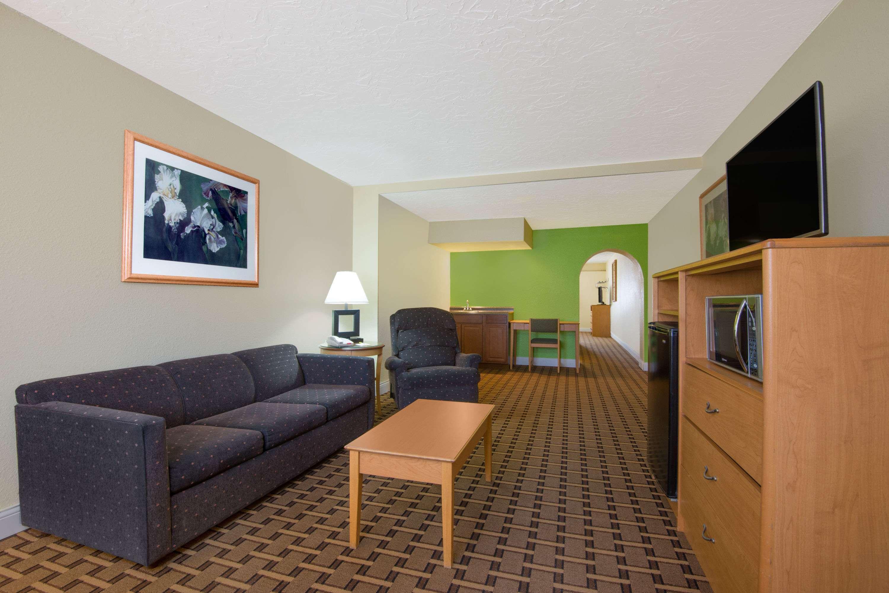 Days Inn & Suites By Wyndham Clovis Bagian luar foto